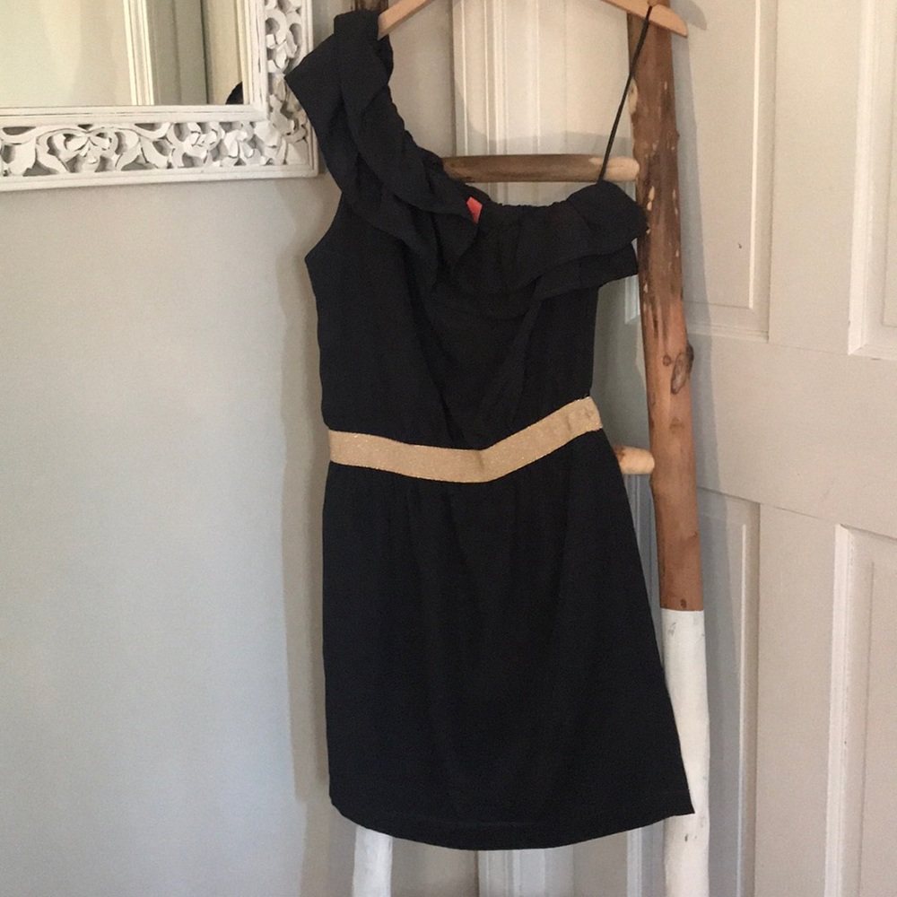 Pretty ruffle one sleeve dress